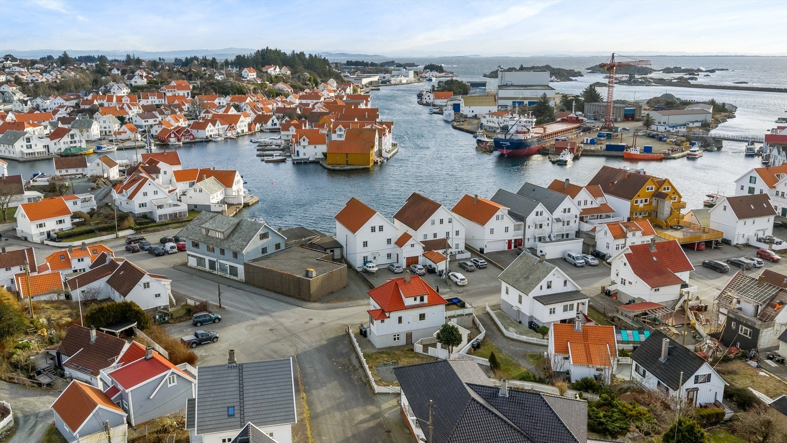 Med en sentral beliggenhet i Skudeneshavn ligger alt til rette for en enkel hverdag - her er det gangavstand til aller meste du måtte ha behov for! Galleribilde