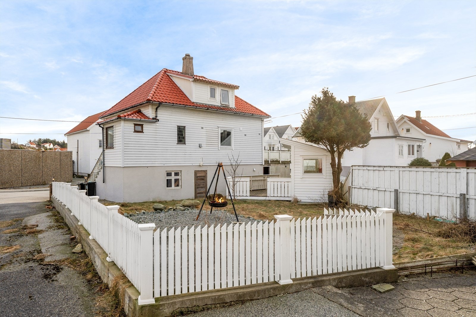 Inngjerdet uteområdet. Galleribilde