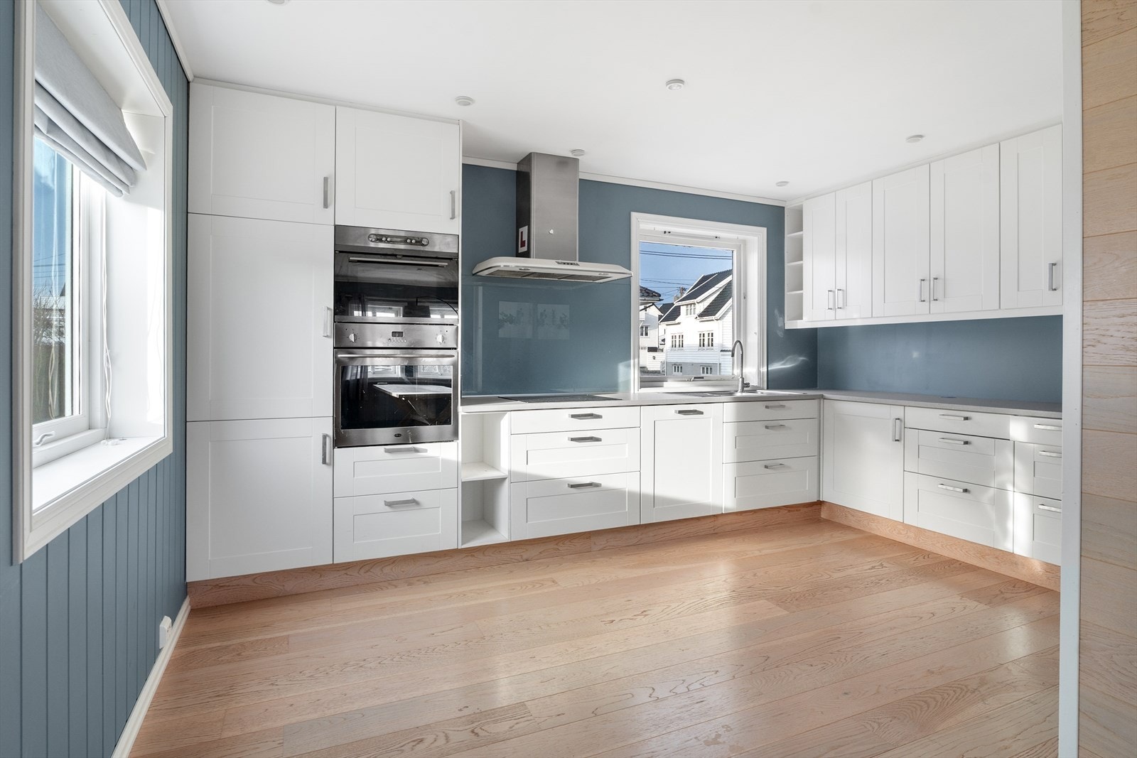 Kjøkkenet har prefabrikkert kjøkkeninnredning av merket IKEA med glatte fronter. Benkeplate er utført i laminat. Galleribilde