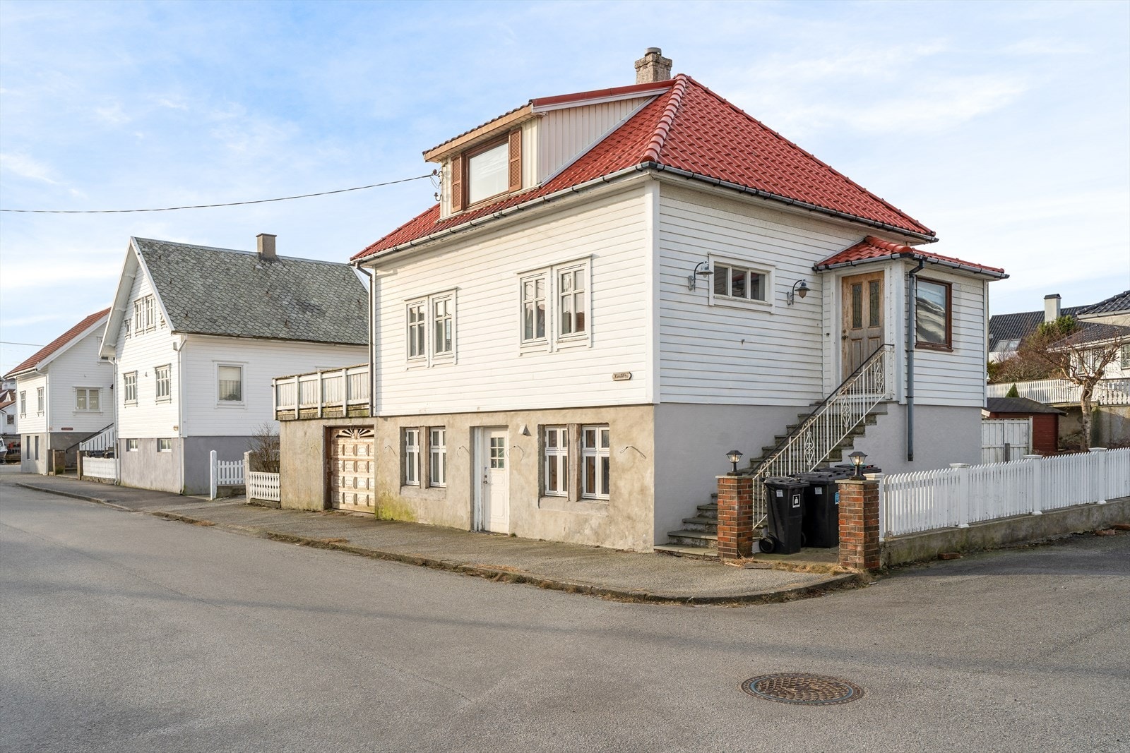 Vinduer og kledning i front av boligen ble byttet i perioden 2012-2013. I forbindelse med dette ble yttervegg foret ut ca. 5 cm og etterisolert iflg selger. Galleribilde