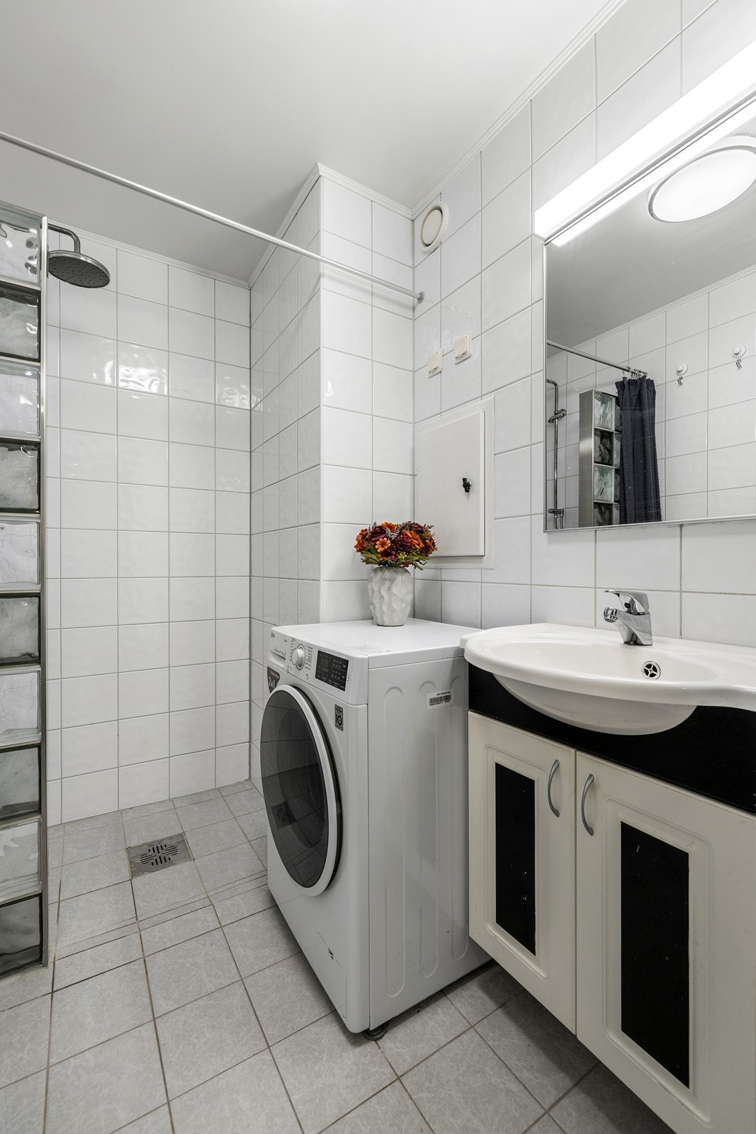 Innredningen består av servant, speil med lys, dusjnisje, gulvstående toalett og opplegg for vaskemaskin. Galleribilde