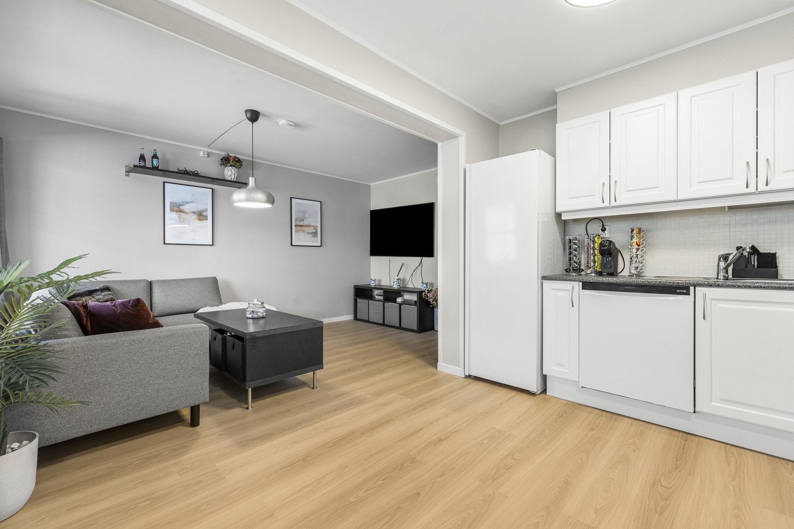 Laminatgulv, fra 2026, som strekker seg naturlig gjennom rommene. Galleribilde