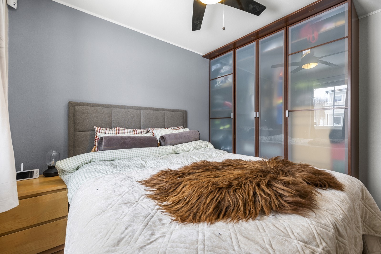 Rommet er malt i et lunt fargepalett - perfekt for komfort. Galleribilde