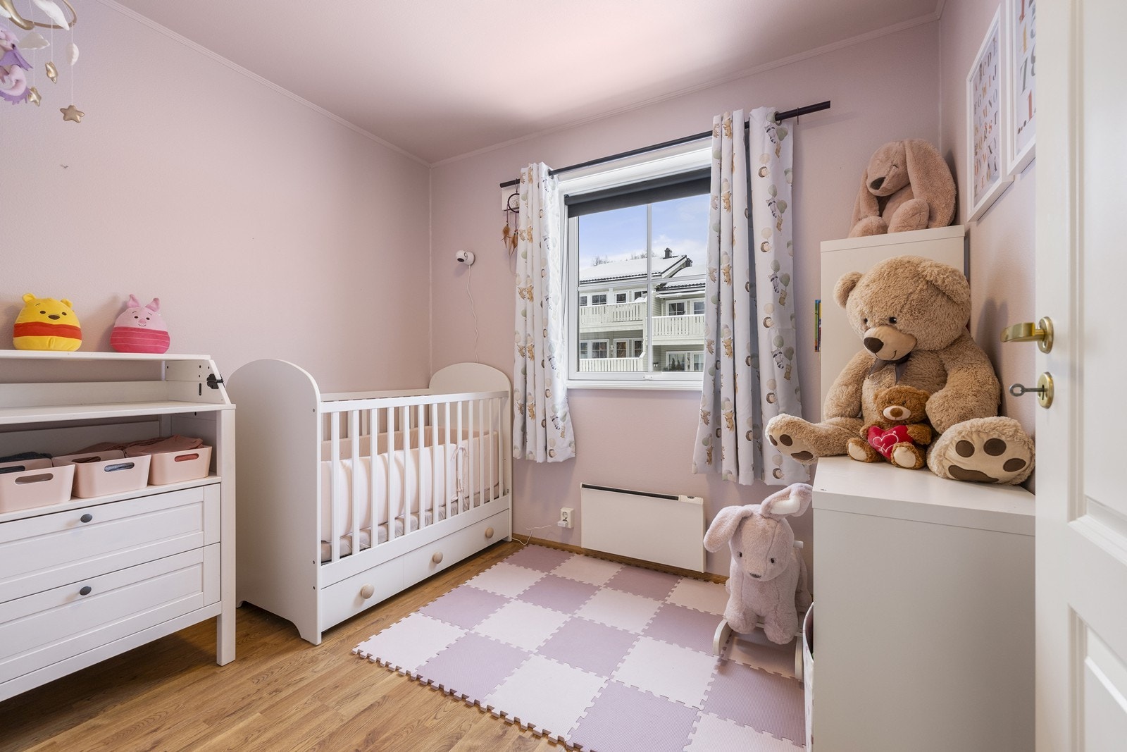 Det andre soverommet kan fint benyttes som barnerom, gjesterom eller kontor. Galleribilde