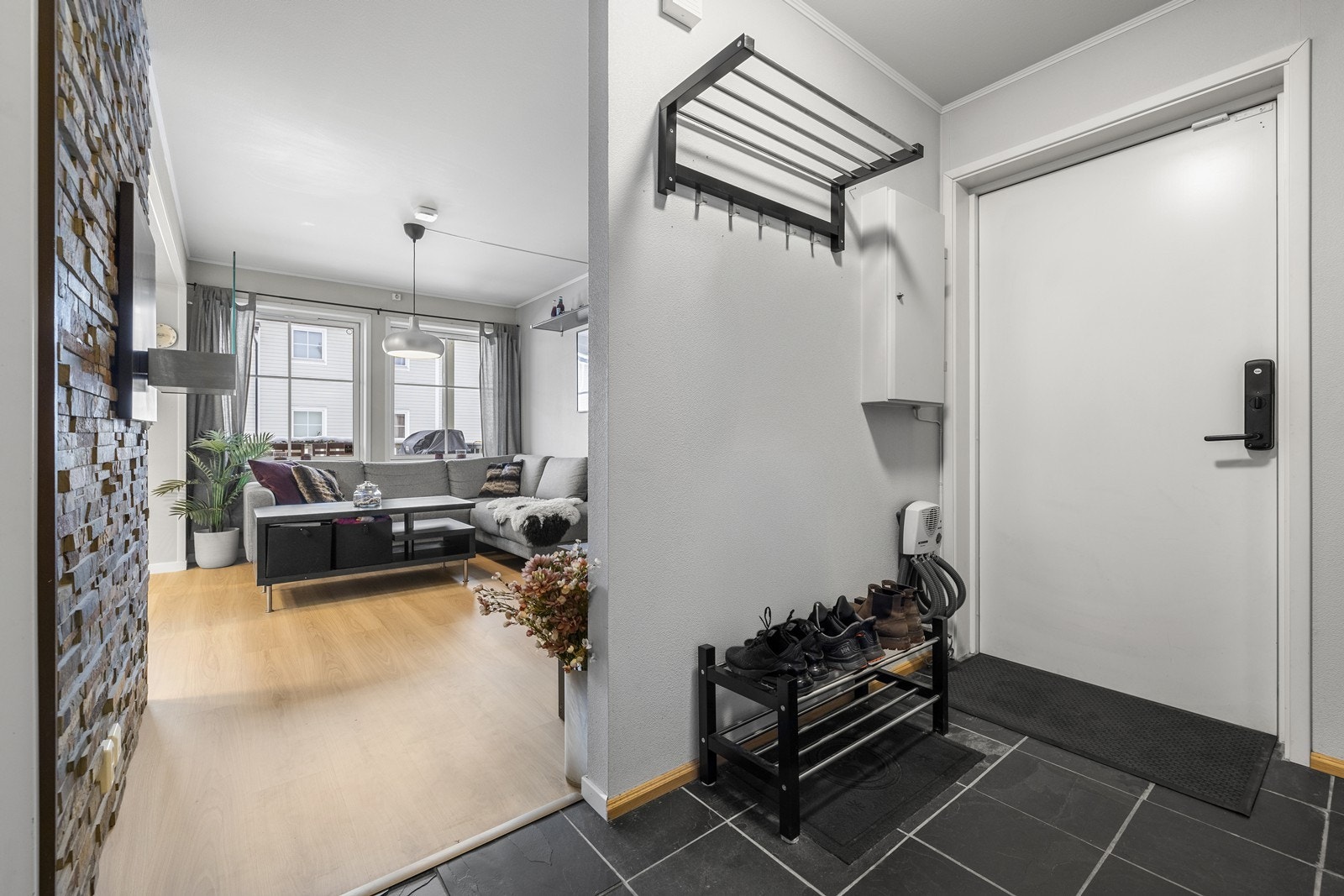 Entréen er romslig med plass til knagger og skap. Galleribilde