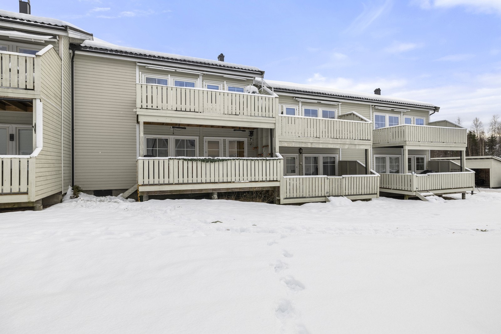 Rekkehusleiligheten er fra 2005 og har fasade med liggende bordkledning. Galleribilde