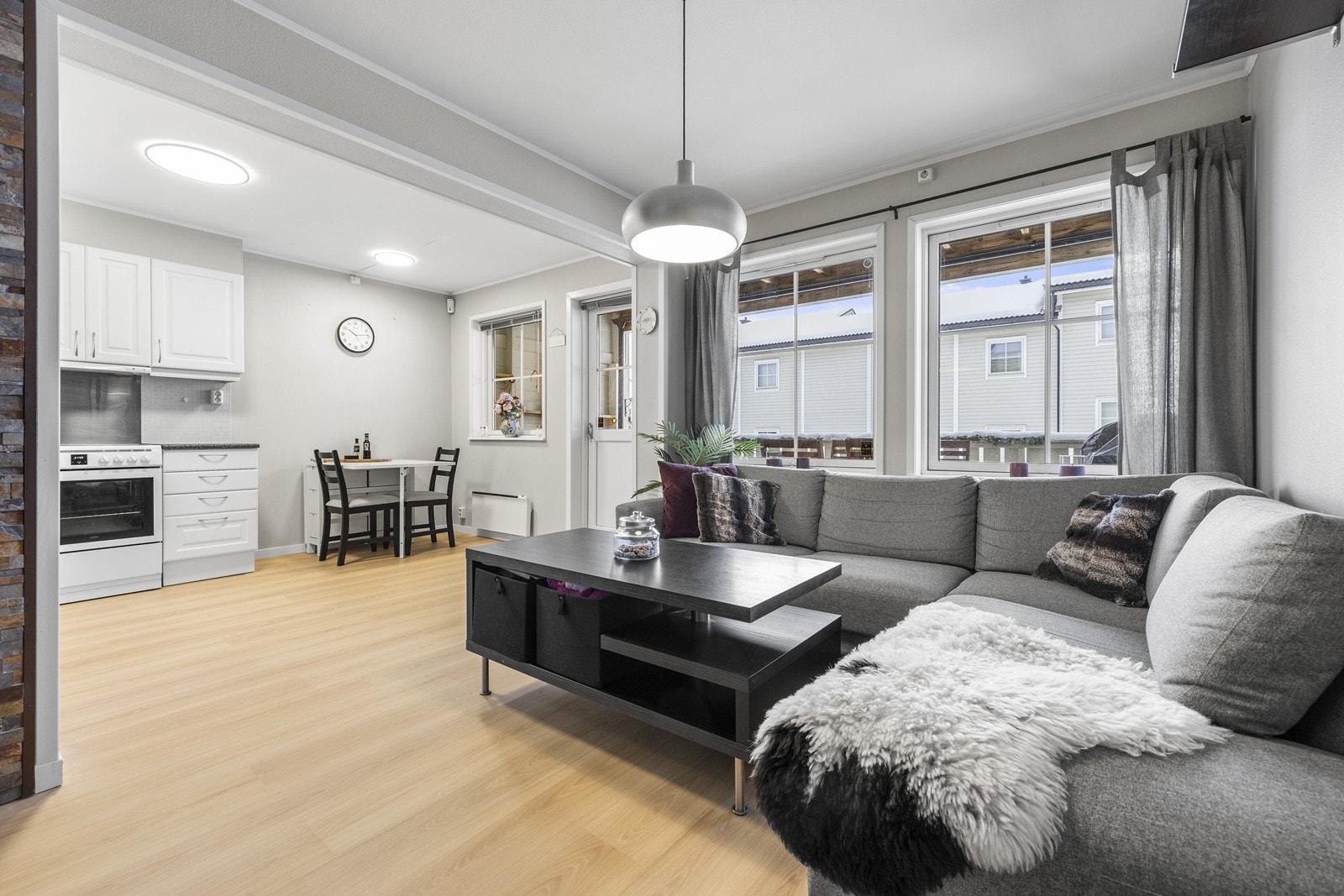 Leiligheten har en åpen og sosial løsning mellom stue og kjøkken. Galleribilde