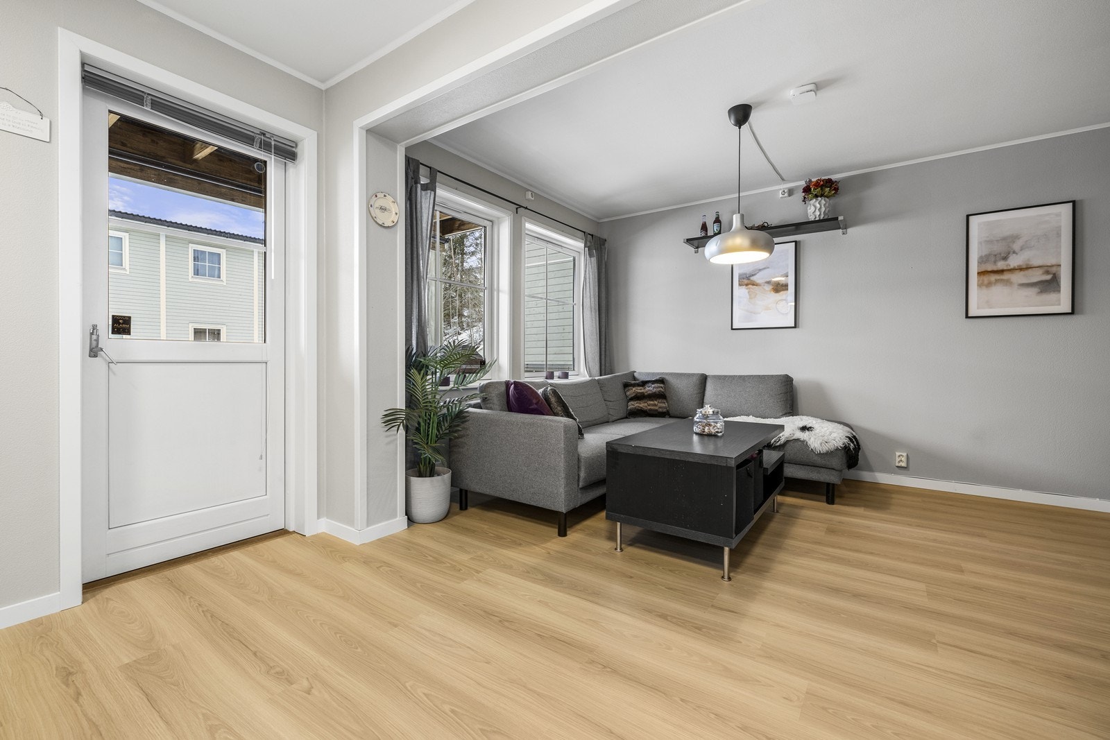 Fra stuen er det utgang til en stor terrasse på 18m2. Galleribilde