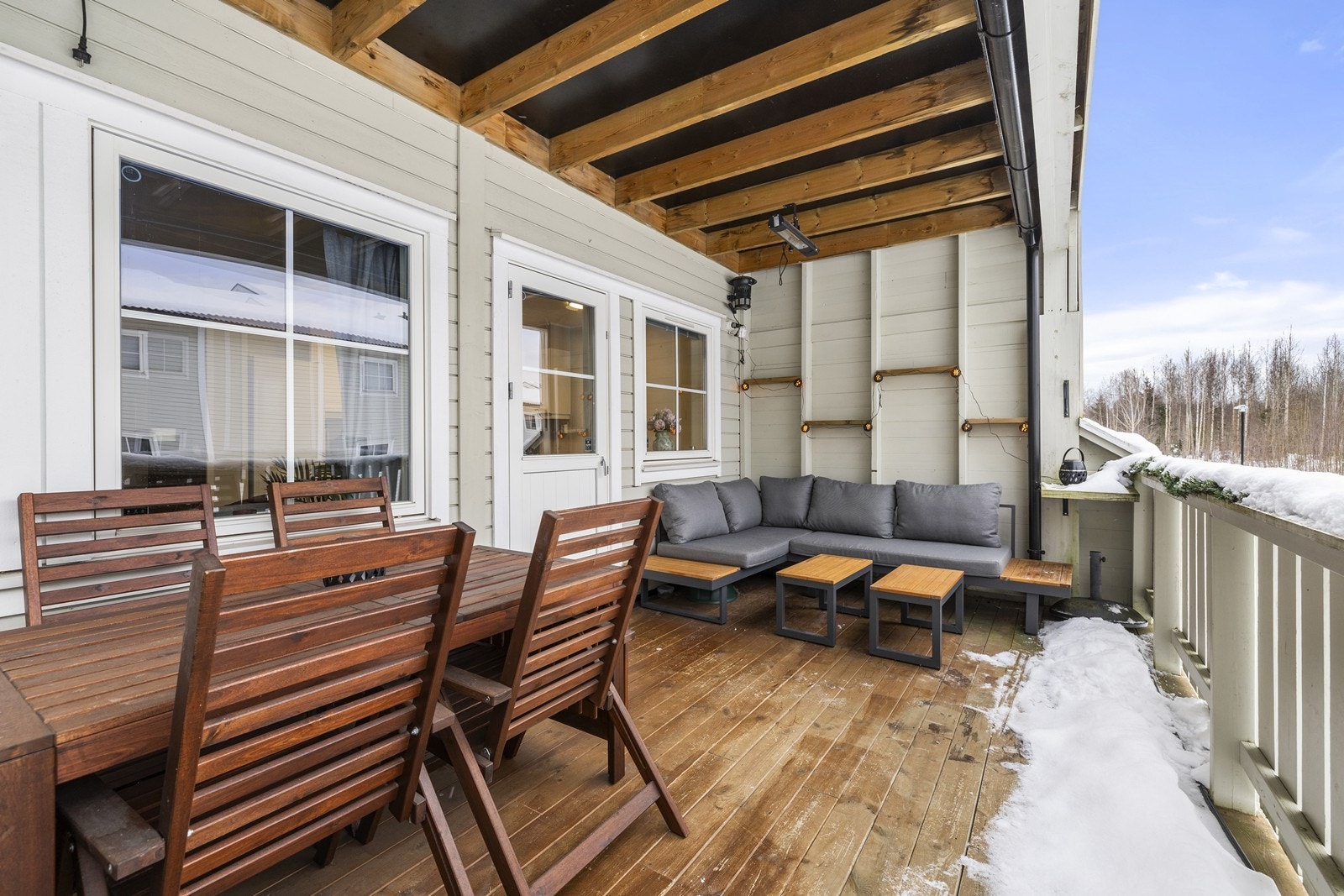 Terrassen er bygget i impregnert trelast og har god plass til utemøbler. Galleribilde