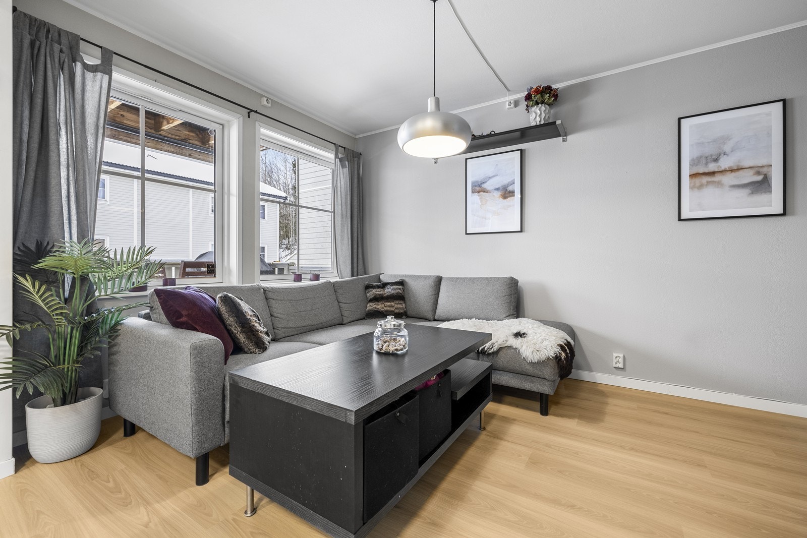 Rommet har god takhøyde og store vindusflater. Galleribilde