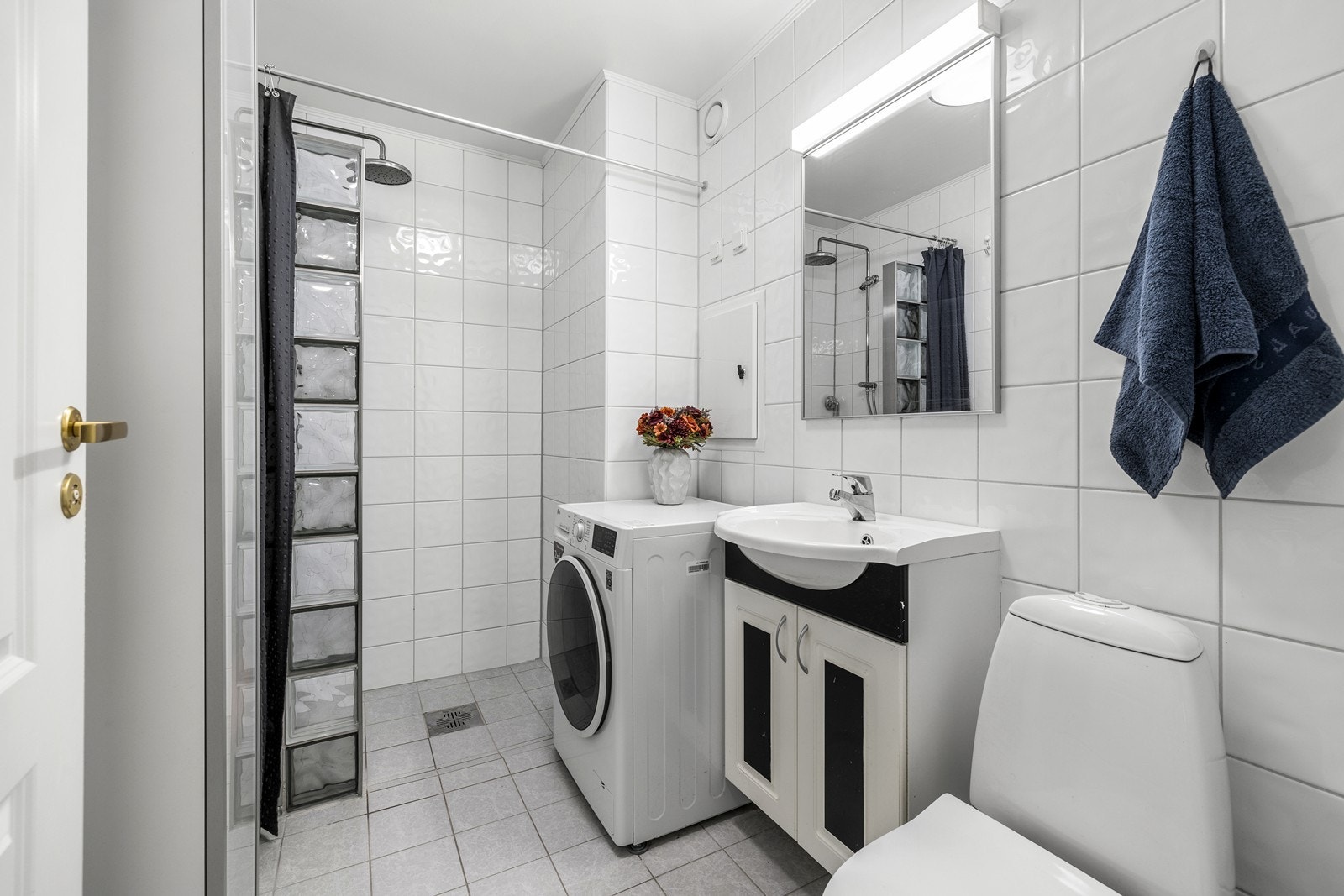 Tidløst bad med elektriske varmekabler i gulv. Galleribilde