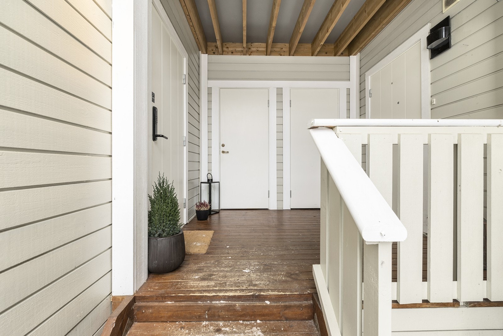 Inngangspartiet er overbygget og har en brann- og lydklassifisert entrédør. Galleribilde