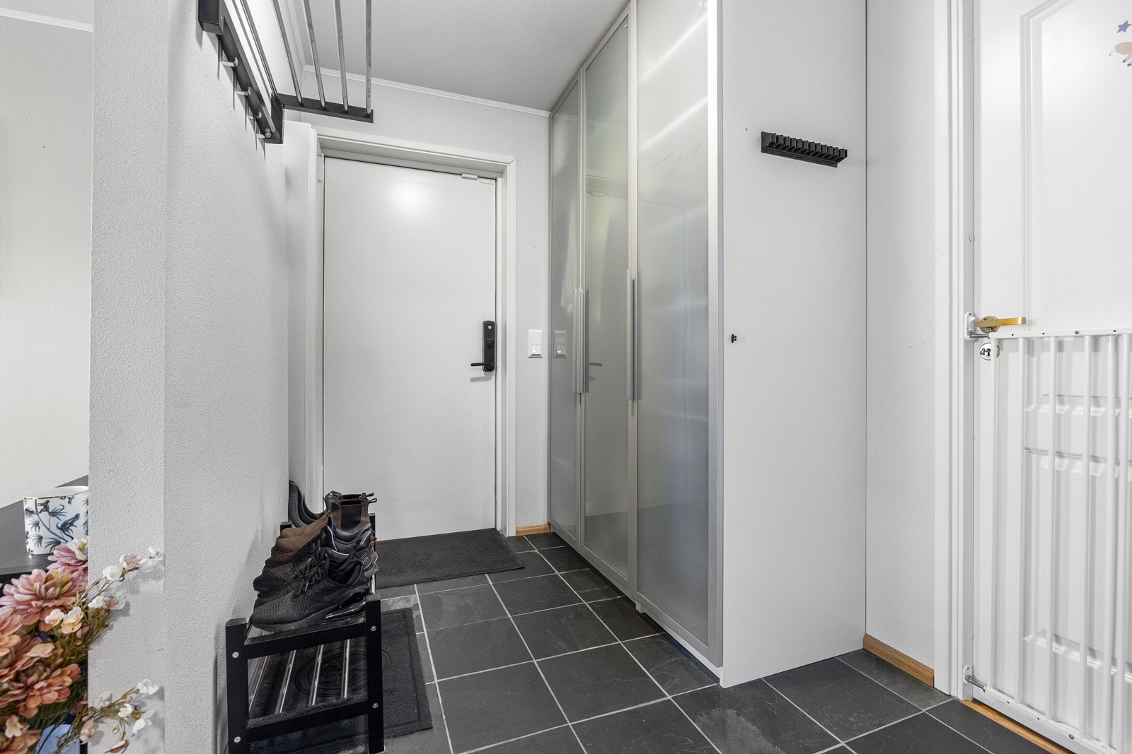 Entréen har flislagte gulvflater og godt med belysning noe som sikrer et godt førsteinntrykk. Galleribilde