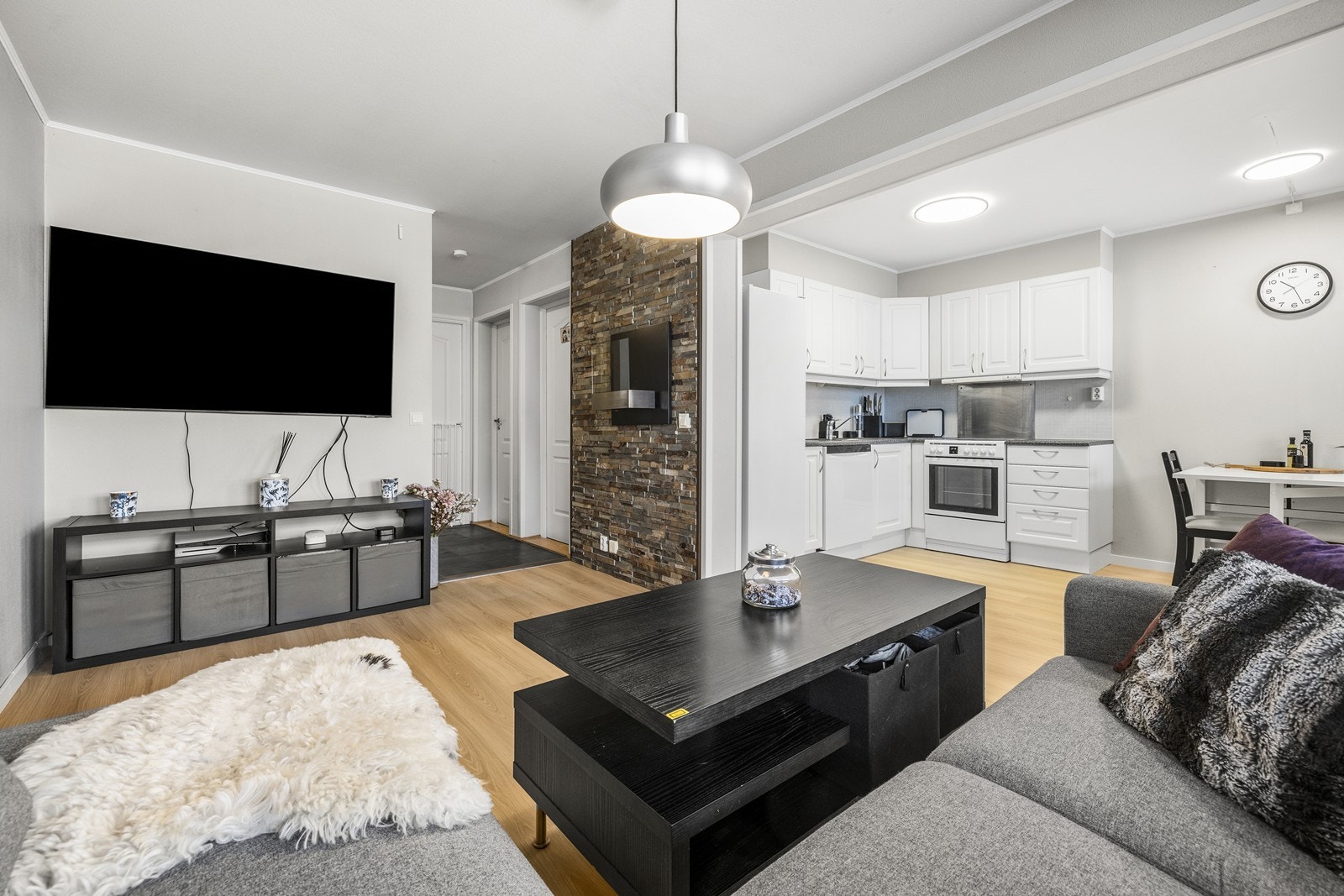 Åpen stue-/kjøkkenløsning sikrer en luftig romfølelse. Galleribilde