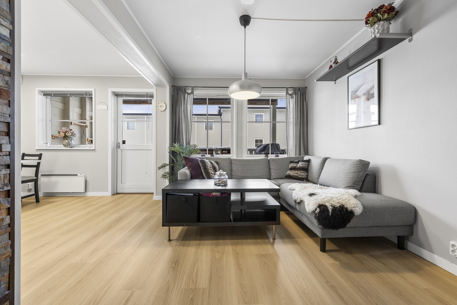 I stuen er det gode innredningsmuligheter med tilhørende møblement. Galleribilde