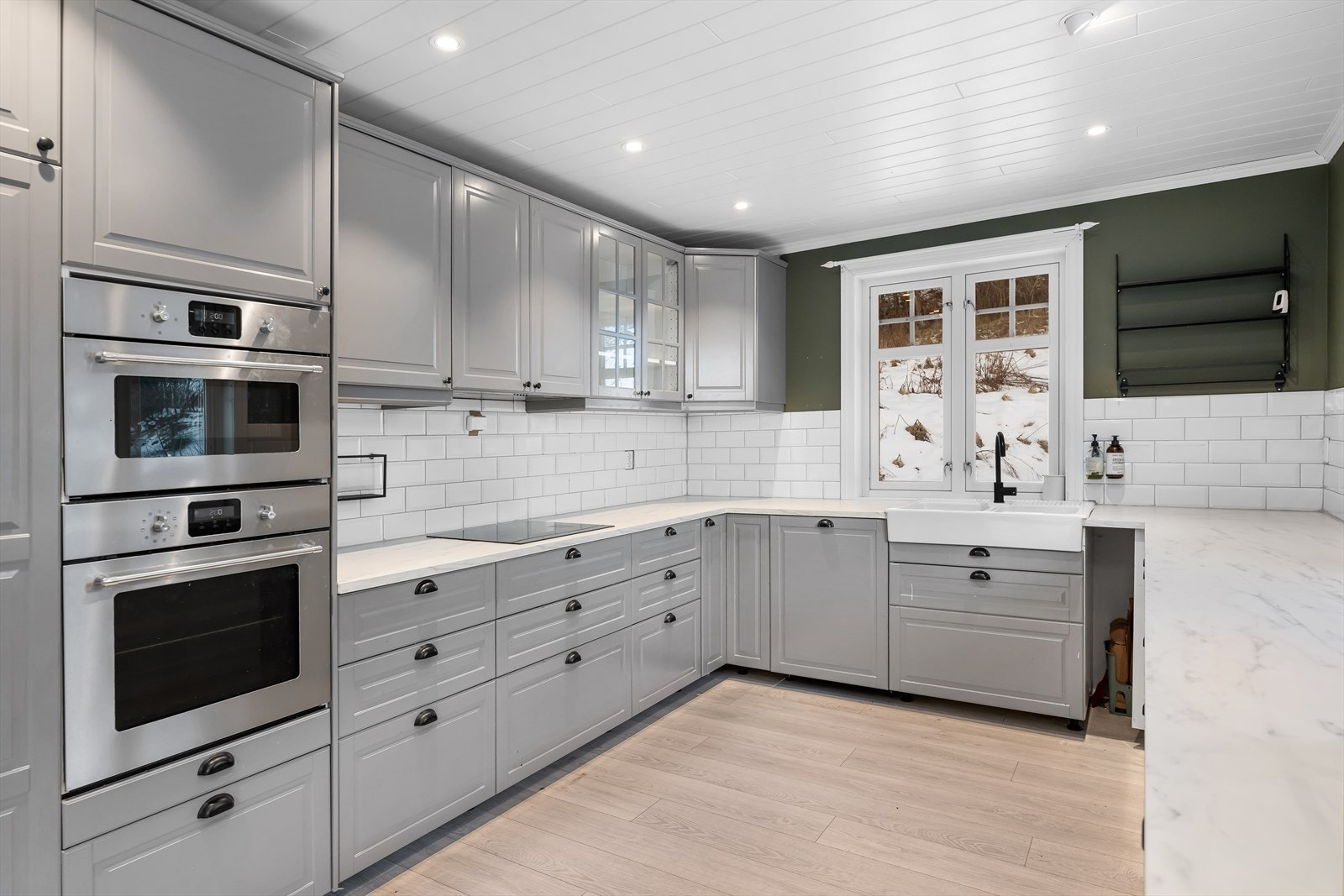 Trivelig kjøkken med rikelig skapplass og stor benkeflate. Galleribilde