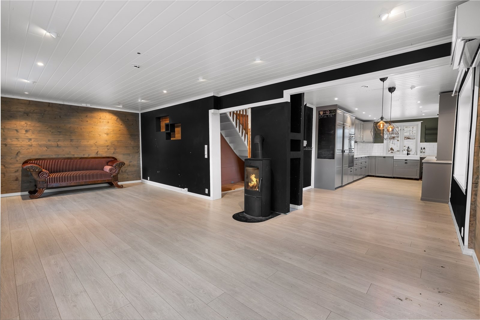 Åpen stue kjøkkenløsning med tilgang til terrassen Galleribilde