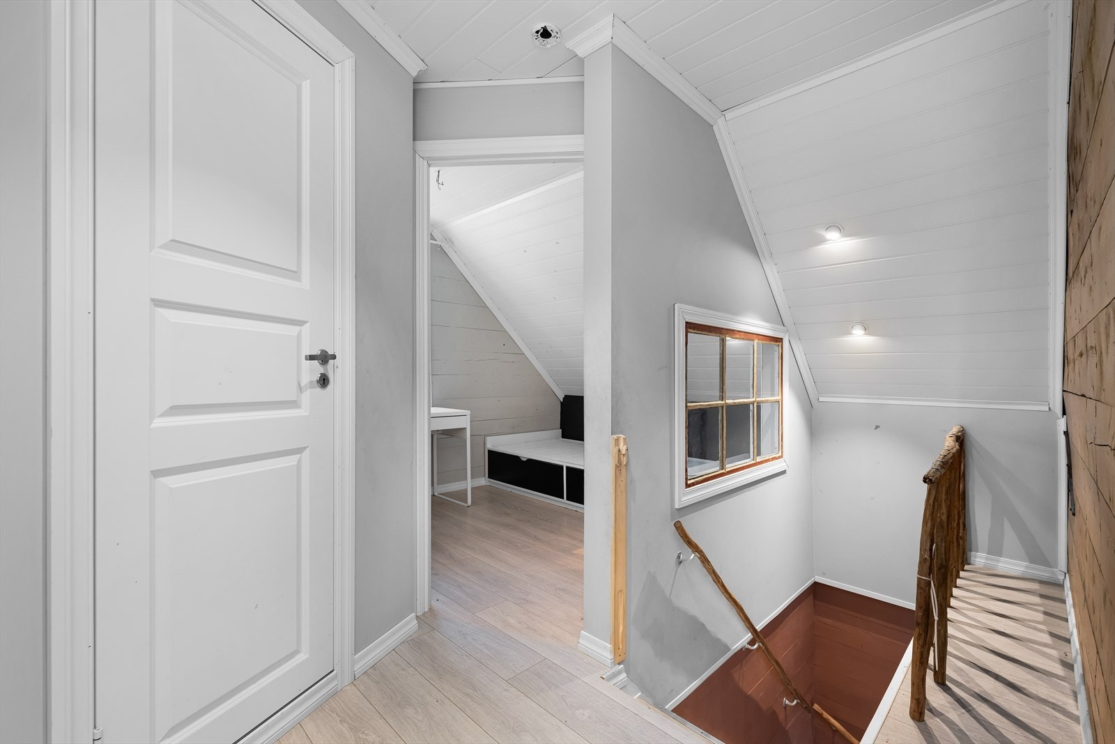 2. etasje har 4 soverom og bad. Galleribilde