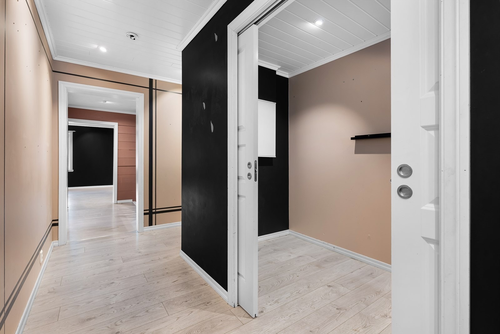 Garderobeplass ved inngangen. Galleribilde