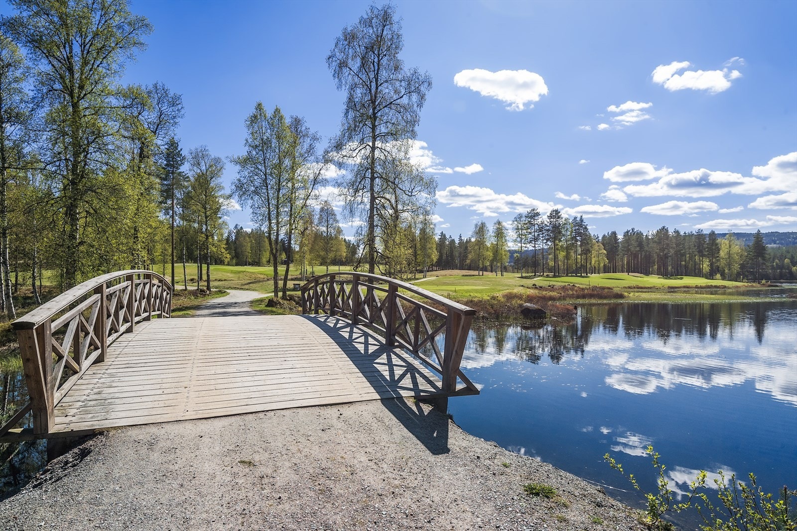 Her er det en bru som går over Lierfløyta! Perfekt for å bade og en koselig kveldstur i kano! På andre siden ses deler av golfbanen! Galleribilde