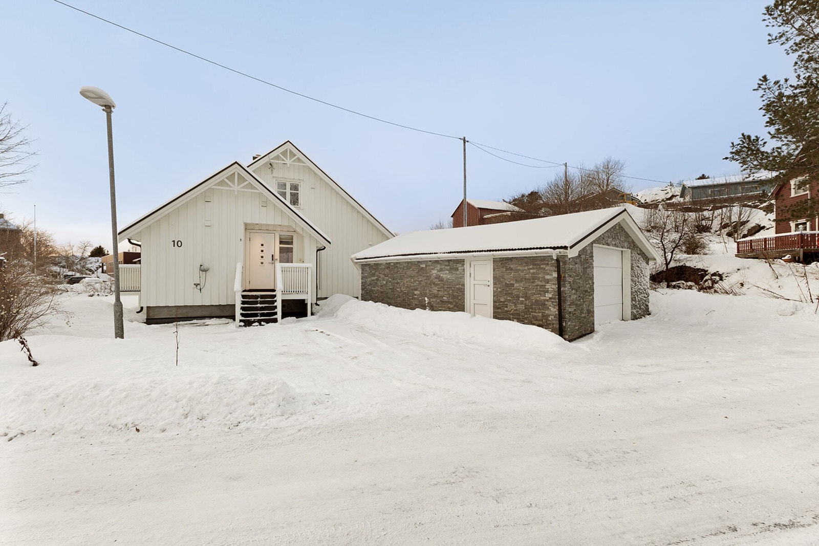 God parkeringskapasitet! Foran garasje og i innkjørsel er det opparbeidet med belegningsstein i 2019 Galleribilde