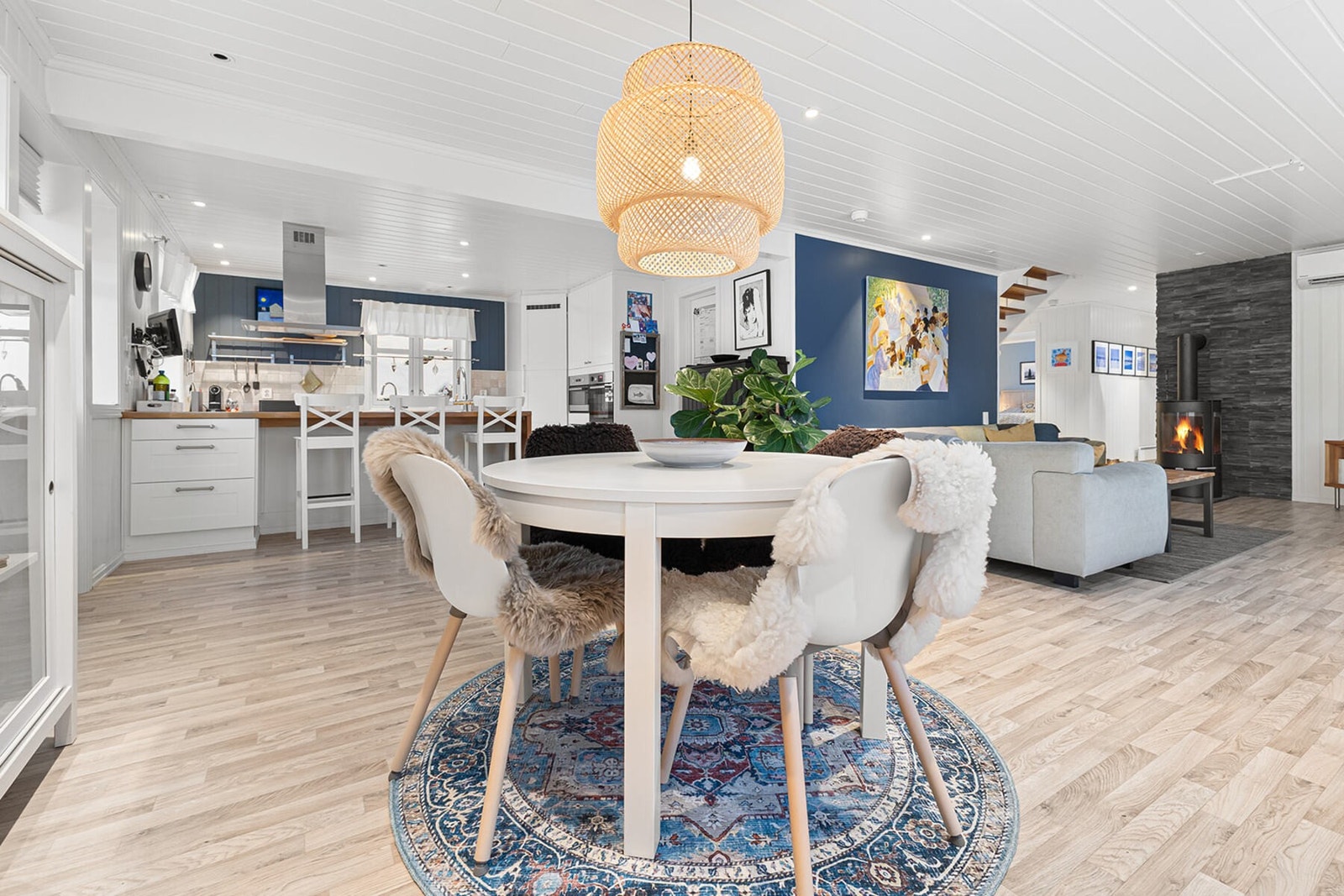 Åpen løsning mellom stue og kjøkken som gir en sosial og funksjonell hovedetasje Galleribilde