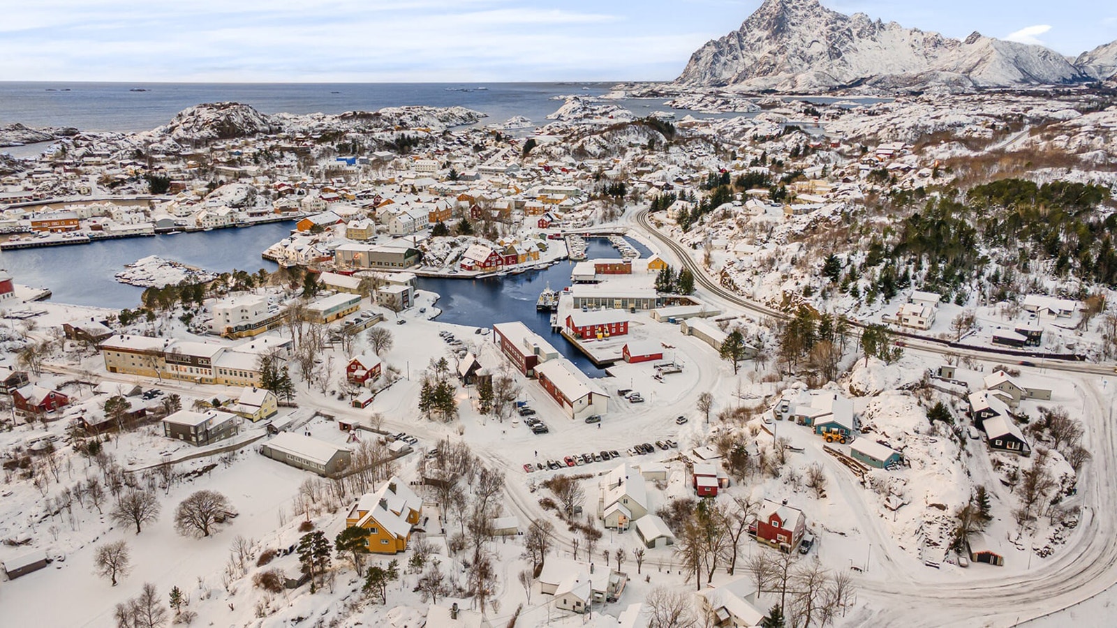 Kabelvåg er et historisk område med røtter tilbake til år 800, og beskrives i dag ofte som et fargerikt samfunn med supre miljøer både for kunst, kultur, idrett og friluftsliv Galleribilde