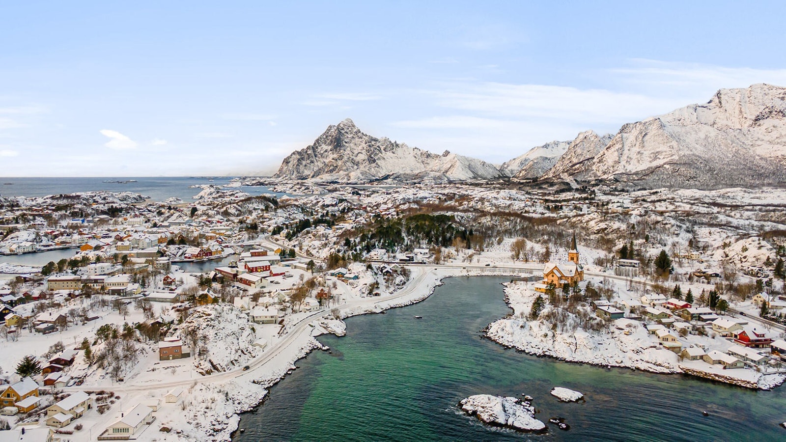 I Kabelvåg bor du omkranset av nydelig naturlandskap, og har likevel hverdagsfasiliteter innen gangavstand Galleribilde