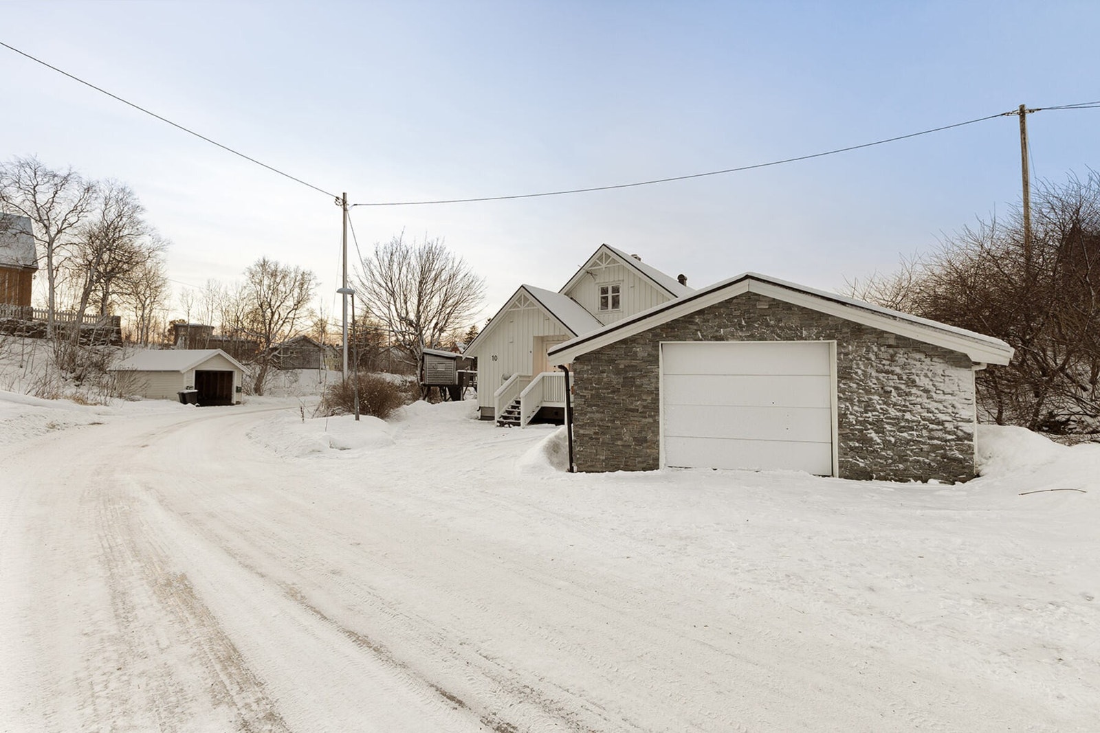 I 2021 ble det lagt Lofotstein på to vegger på garasjen, og byttet ytterdør og port Galleribilde