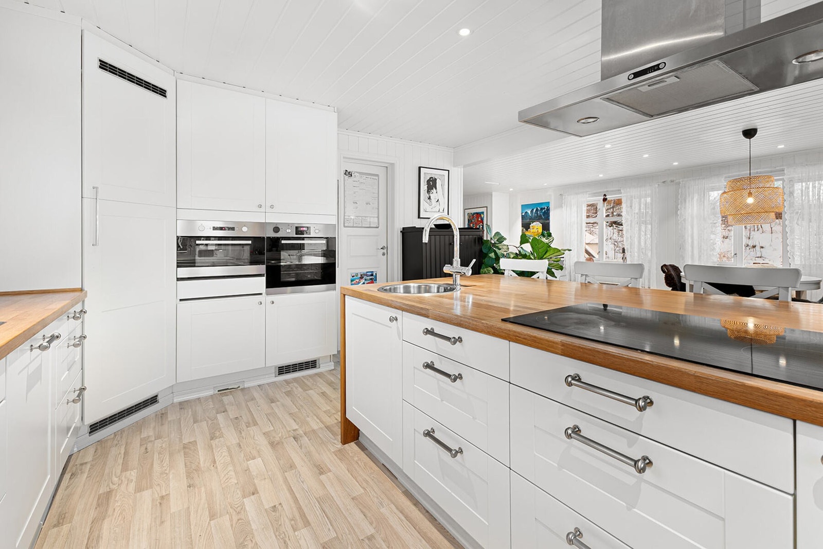 Kjøkkenet har integrerte hvitevarer og god skap- og benkeplass Galleribilde