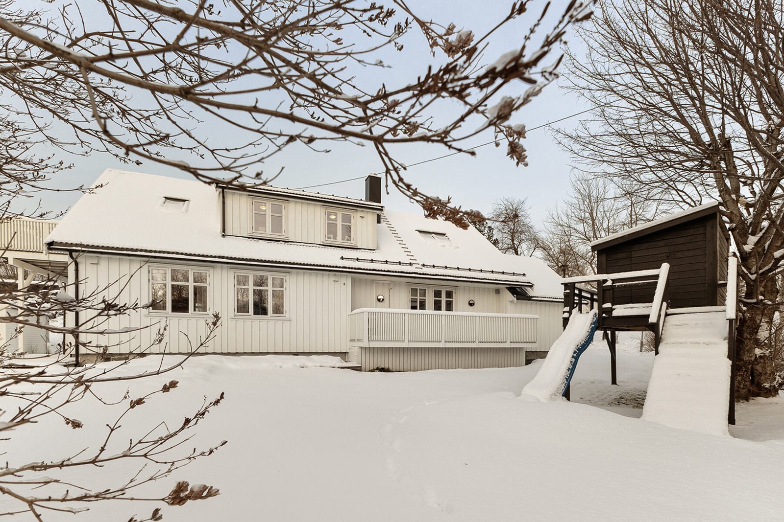 Flott uteområde med hage som inviterer til både lek, grilling og avslapning Galleribilde