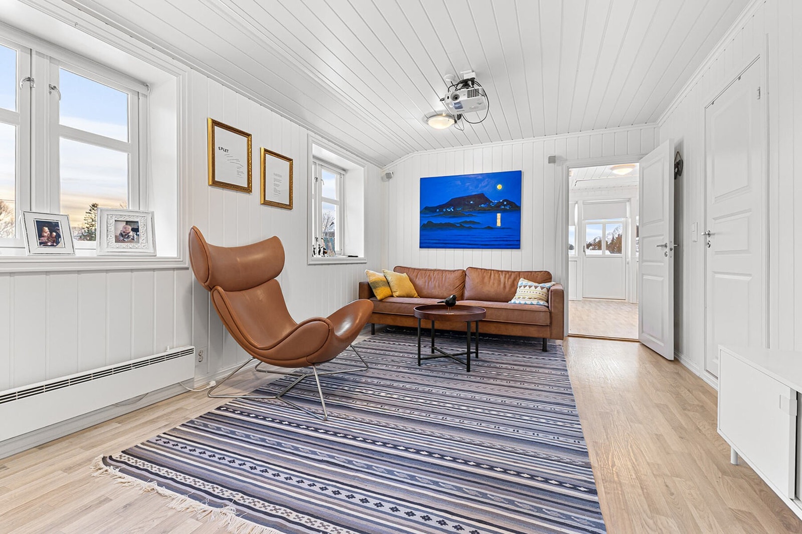 Hyggelig stue i andre etasje - et perfekt ekstra oppholdsrom for familie og gjester Galleribilde