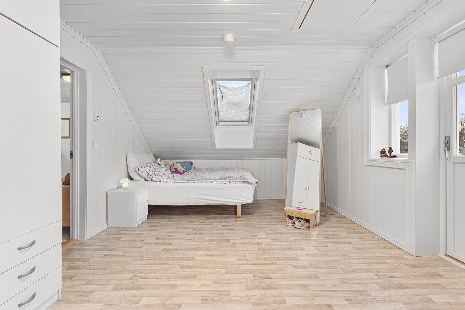 Et romslig rom med god plass til både dobbeltseng og gardeorbeløsning Galleribilde