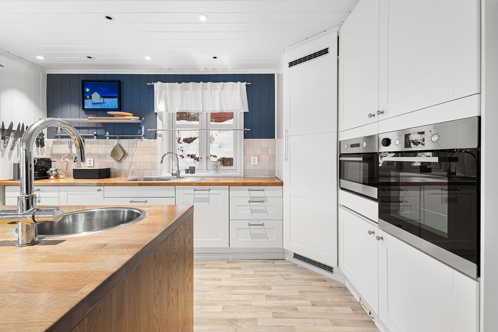 Stilrent kjøkken med kjøkkenøy - et naturlig samlingspunkt i hverdagen Galleribilde