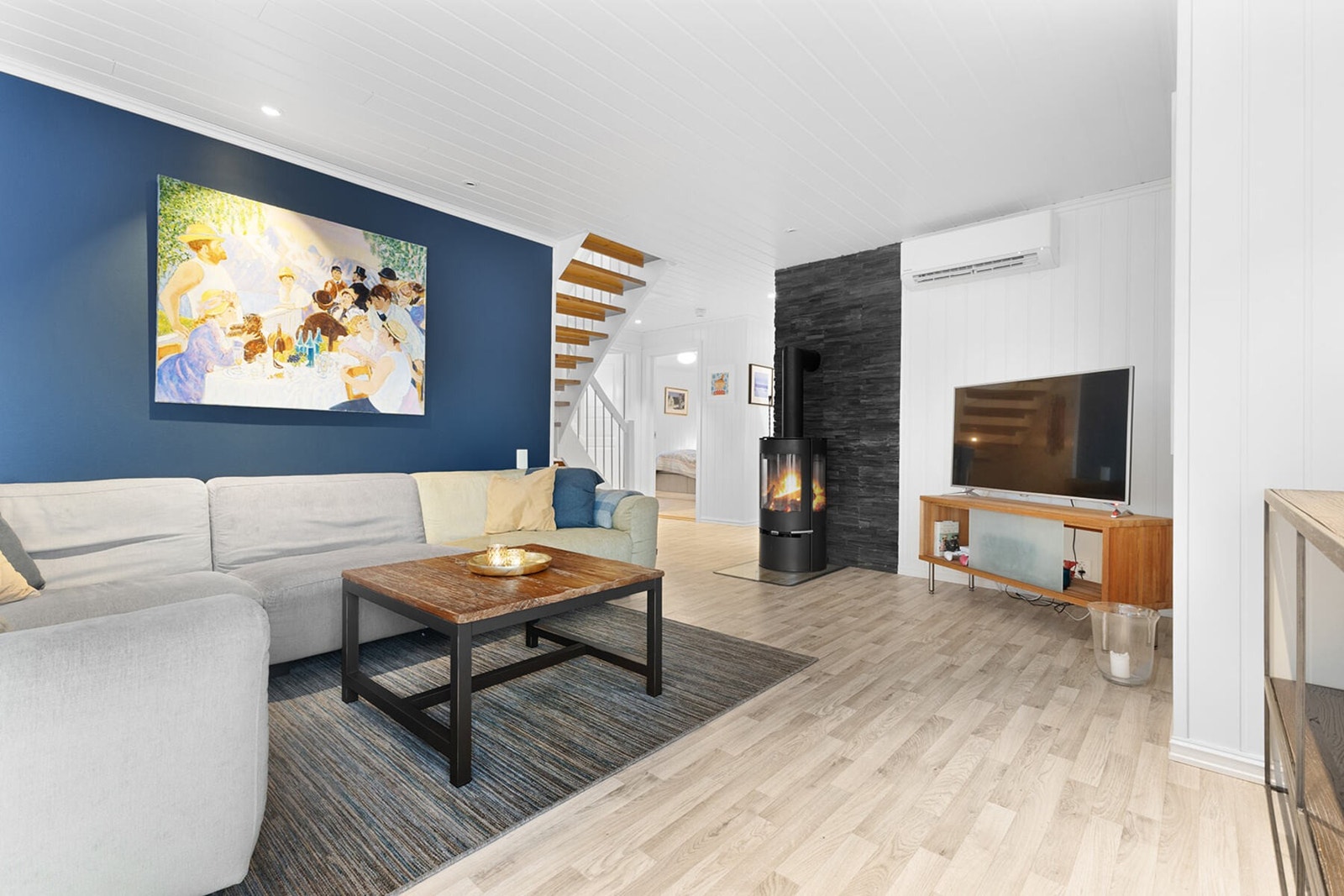 Velkommen inn! Boligen ble nærmest i sin helhet oppgradert i 2011 og fremstår tiltalende og gjennomført Galleribilde