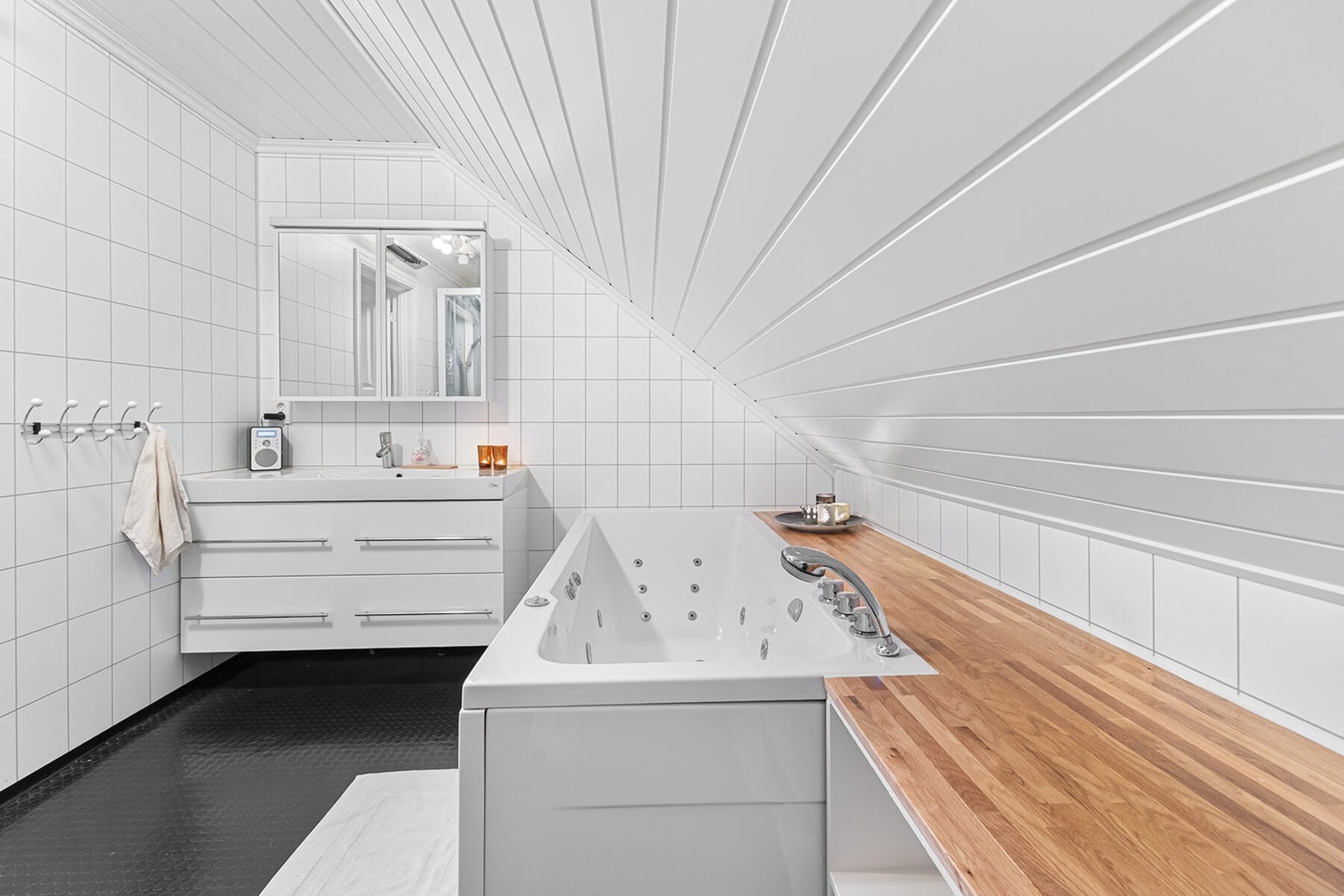 Innbydende bad med badekar og separat dusj Galleribilde