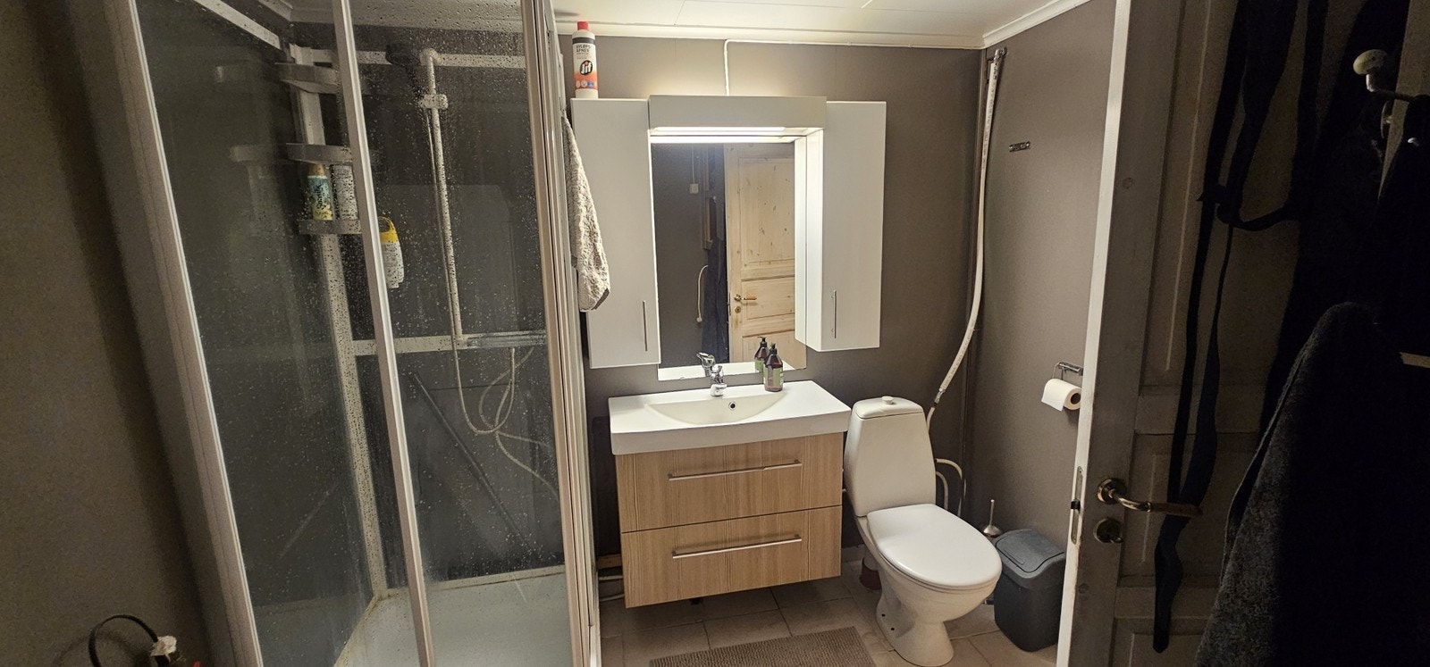 Bad, med opplegg for vaskemaskin. Galleribilde