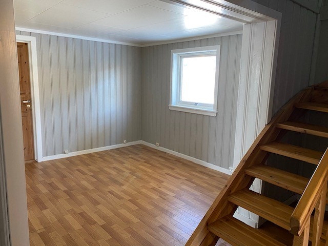 Stuen er meget romslig med god plass til spiseplass og sofaseksjon. Galleribilde