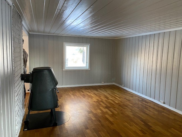 Stuen i 1.etasje. Peis som varmer godt i huset. Galleribilde