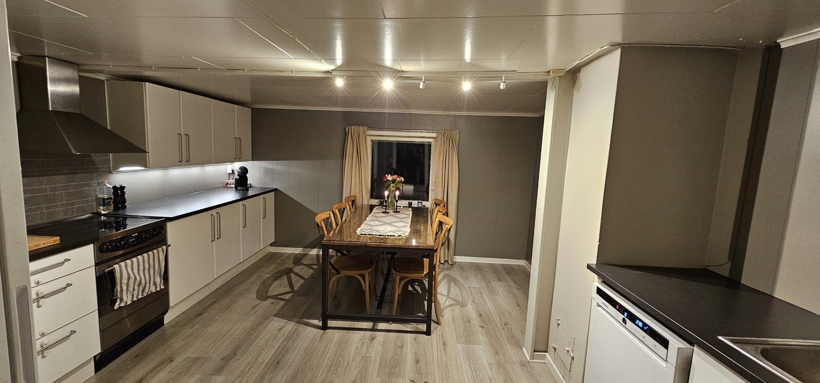 Kjøkkenet har god benk- og skapplass. Galleribilde