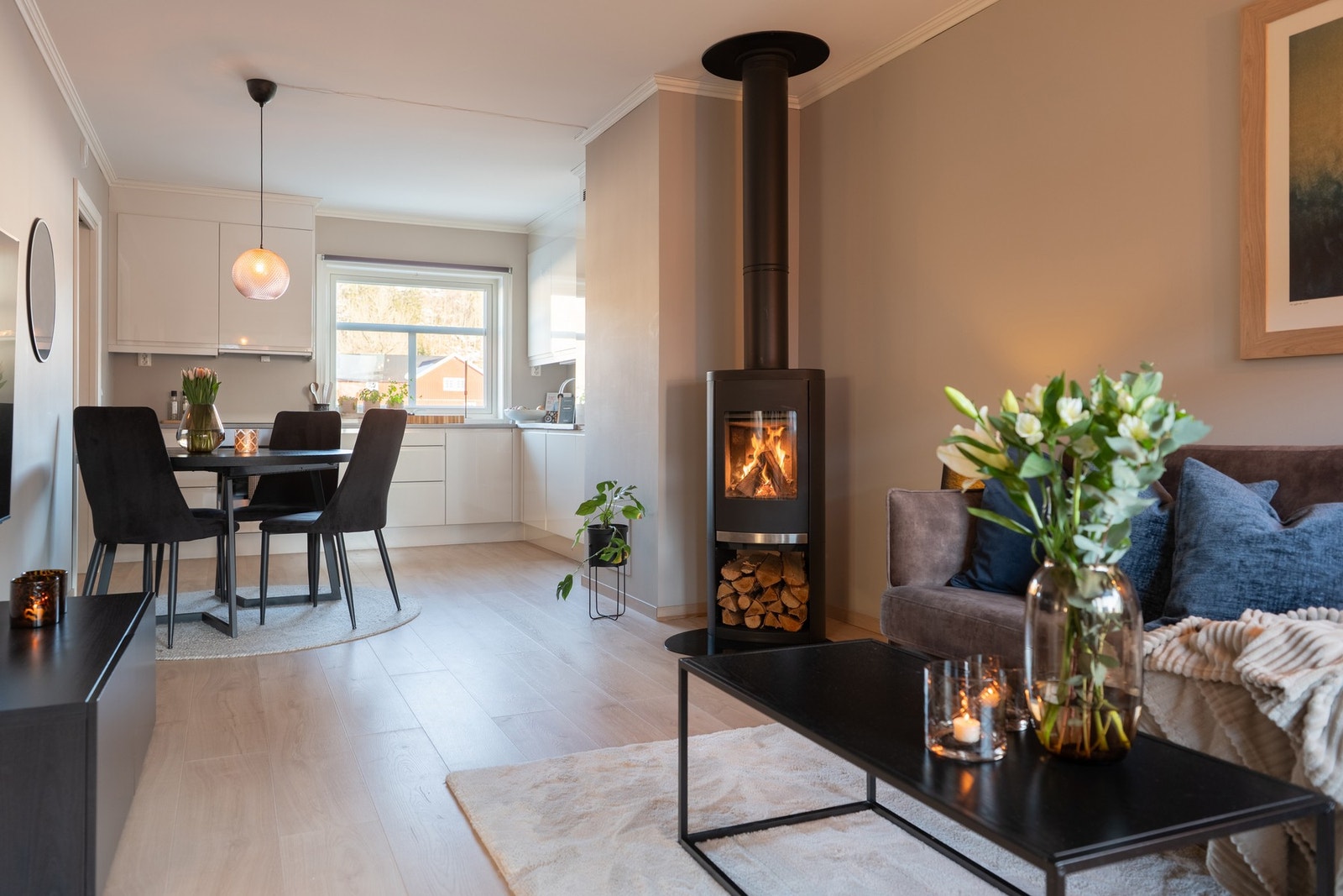 Moderne og fin vedovn som i tillegg til å varme godt er et flott møbel i leiligheten Galleribilde