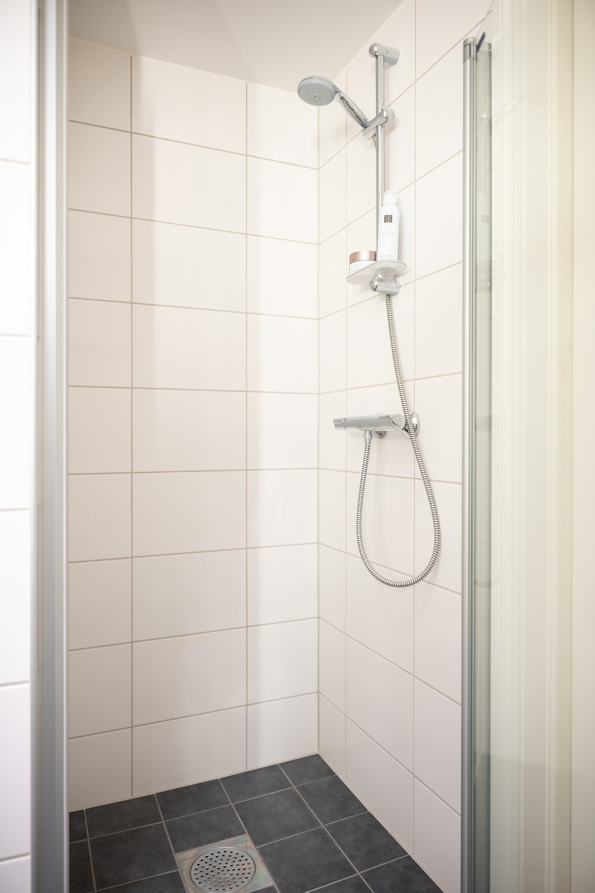 Praktisk og fin dusjnisje Galleribilde