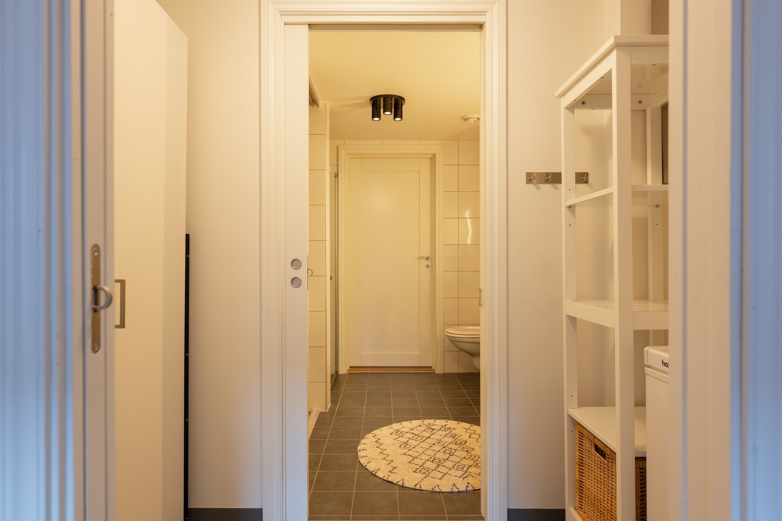 Mellom soverom og bad ligger en praktisk bod på 3m² Galleribilde