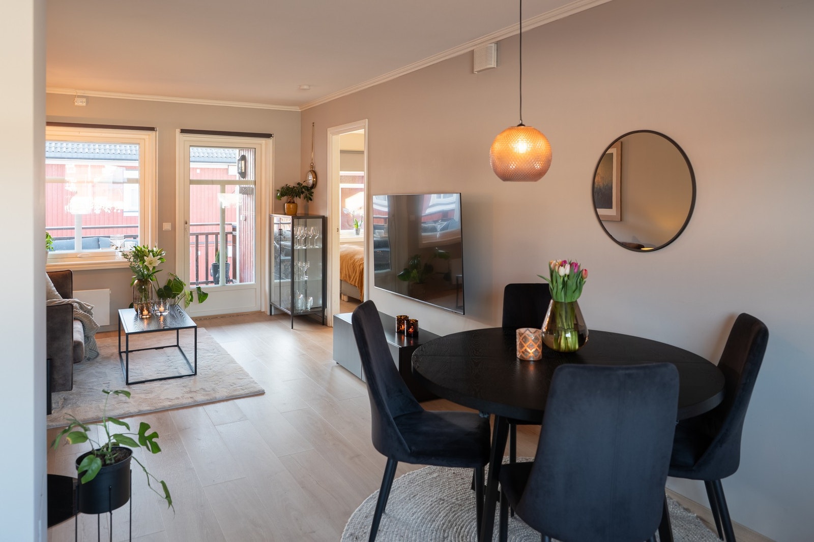 Det ble lagt nytt gulv i entré, stue, kjøkken og soverom i 2023 Galleribilde