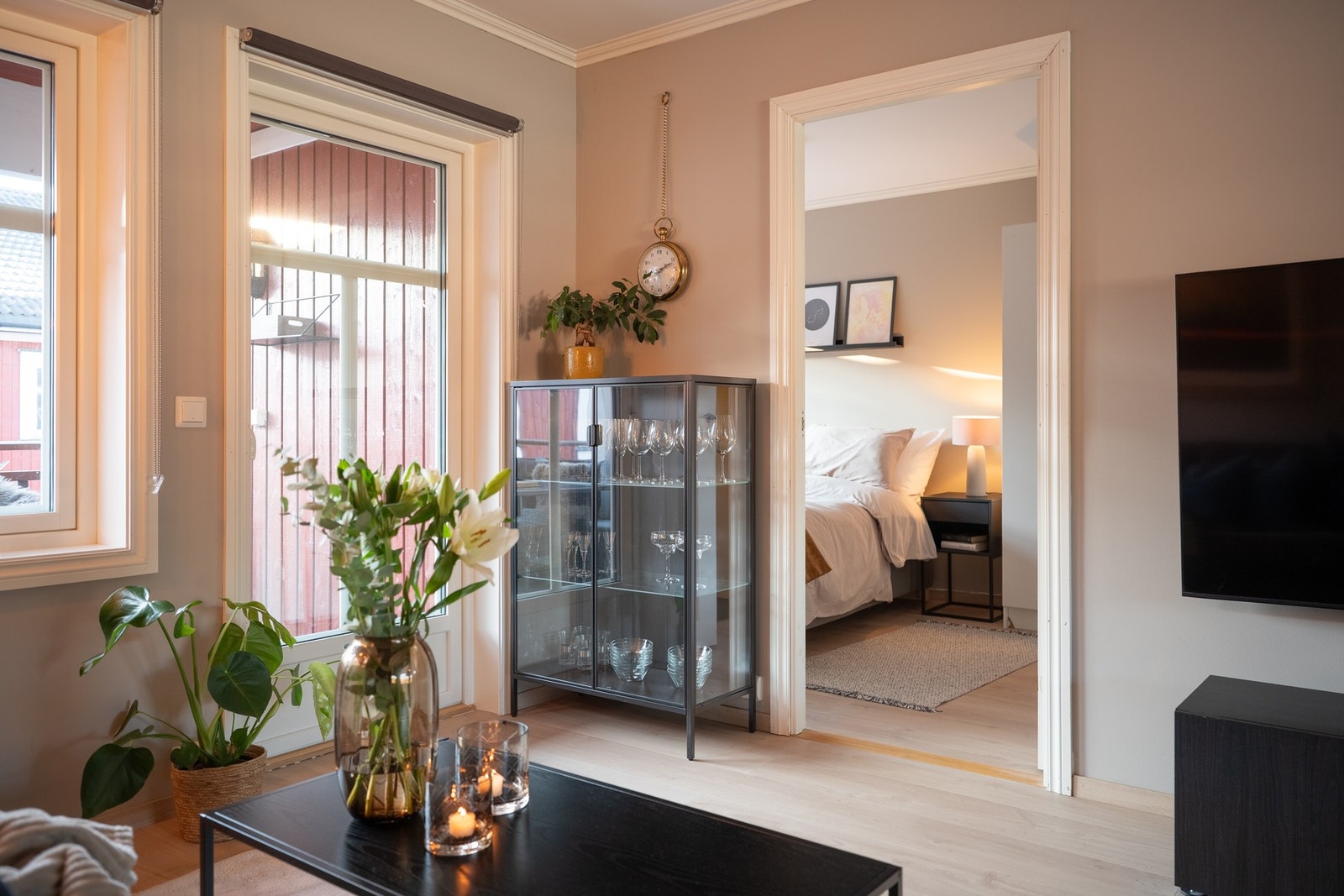 Fellesutgifter kr 3 009,- pr. mnd.
Fellesutgiftene inkluderer: Renovasjon, velforeningskontingent, kabel-TV, driftskostnad parkering, infrastruktur EL-bil, forretningsførsel, felles bygningsforsikring, diverse drift og vedlikehold. Galleribilde