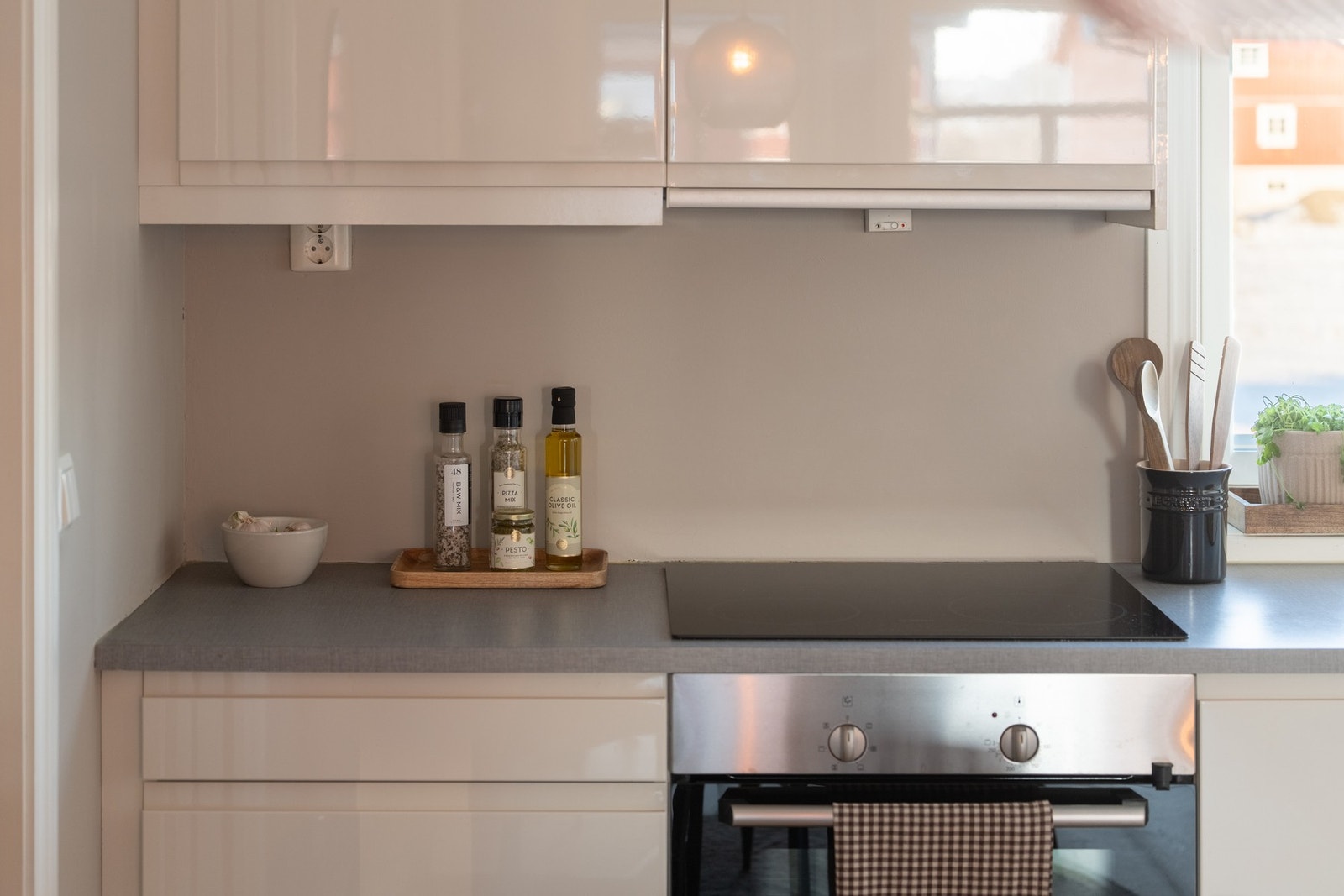 Relativt godt med lagring og benkeplass. Kjøkkenet fremstår velholdt og har fått tilstandsgrad 1 Galleribilde