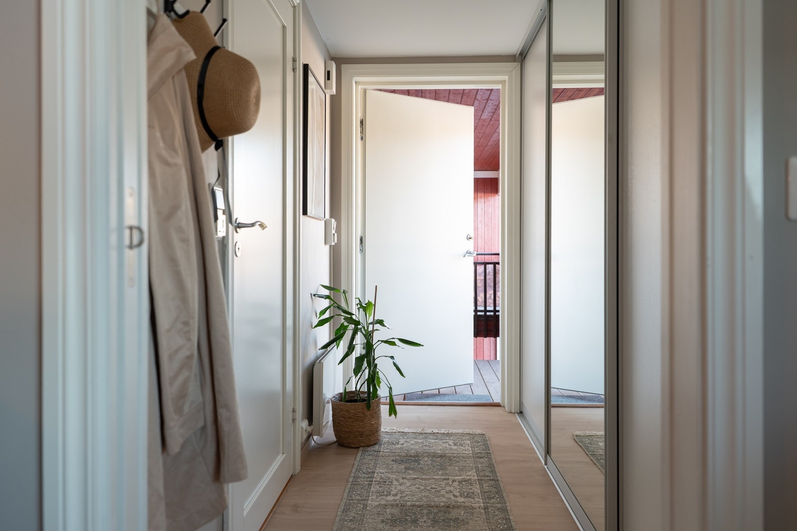 Lys og fin entré med varme i gulv samt en stor og praktisk skyvedørsgarderobe Galleribilde