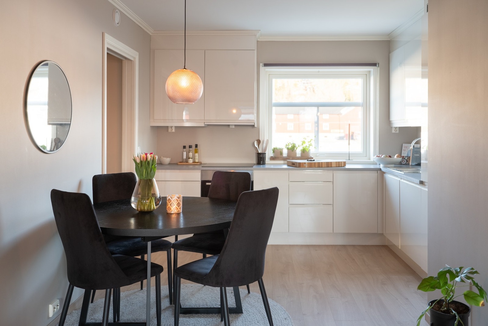God plass til spisegruppe ved kjøkkenet, noe som også fungerer som en naturlig romdeler mot stua Galleribilde