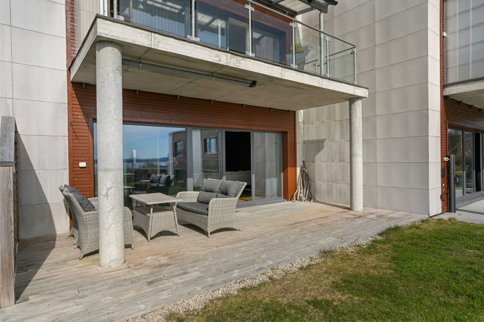 Overbygd terrasse med flott utsikt og gode solforhold Galleribilde