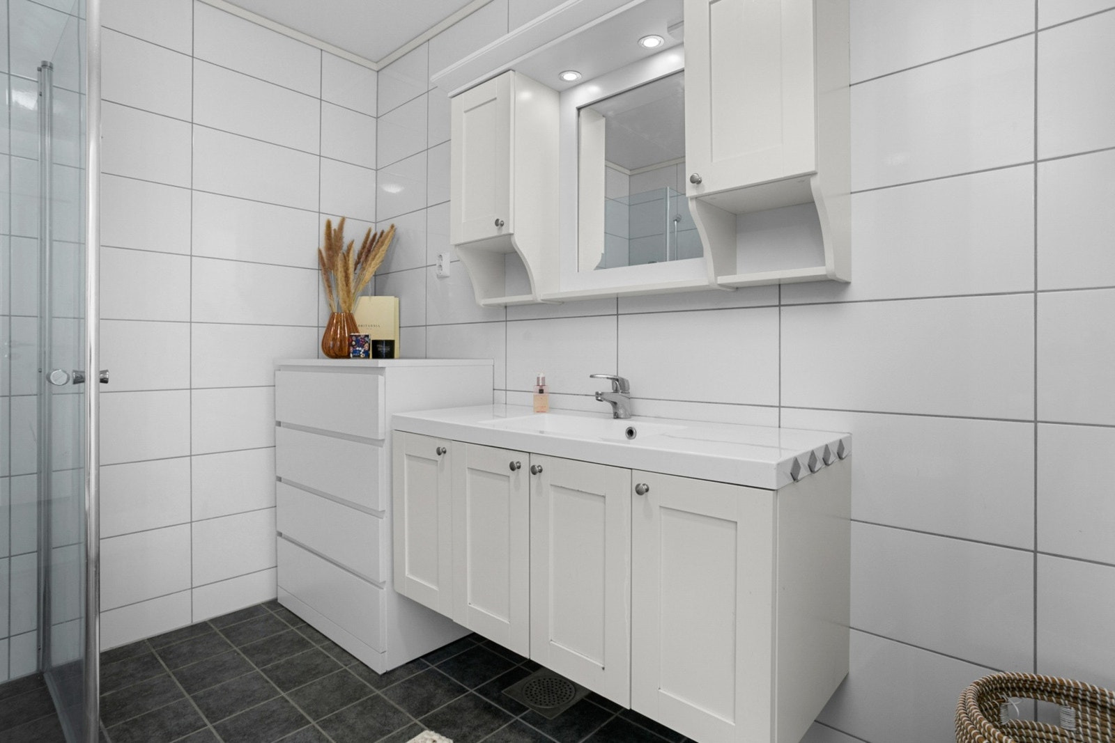 Pent, flislagt bad på ca. 6 kvm. Galleribilde